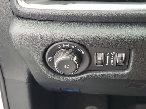 Used 2025 Chrysler Pacifica Limited FWD image 32