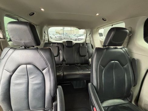 Used 2022 Chrysler Pacifica Touring-L image 23