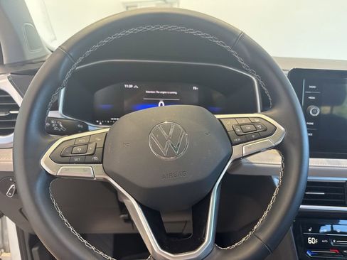 Used 2025 Volkswagen Taos SE w/ Panoramic Sunroof Package image 23
