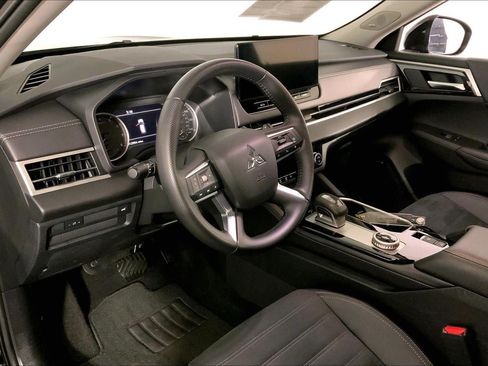 Used 2025 Mitsubishi Outlander AWD image 14