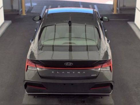 Used 2025 Hyundai Elantra Hybrid FWD image 6