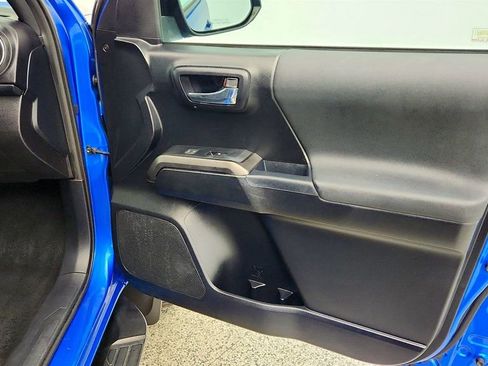 Used 2017 Toyota Tacoma TRD Off-Road image 25