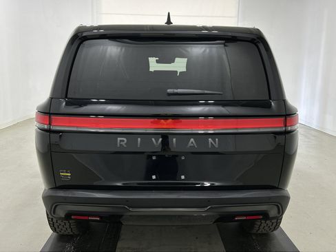 Used 2025 Rivian R1S Premium image 4