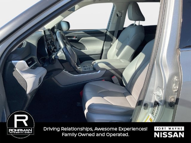 Used 2021 Toyota Highlander XLE AWD/4WD image 12