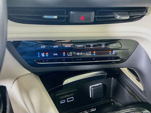 Used 2022 Buick Envision Avenir w/ Technology Package II FWD image 16