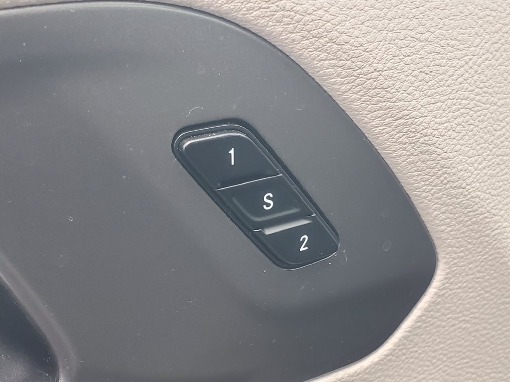 Used 2024 Chrysler Pacifica Touring-L FWD image 10