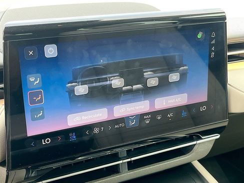 Used 2025 Lincoln Nautilus Reserve AWD/4WD image 16