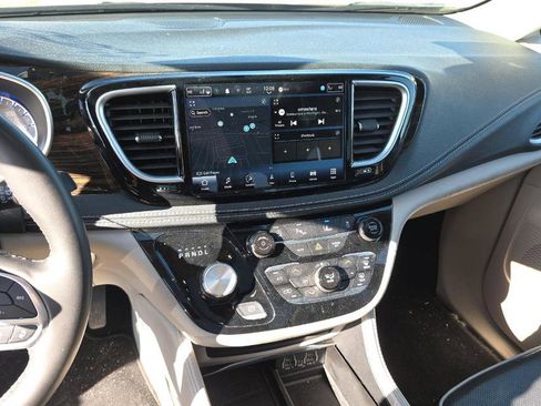 Used 2023 Chrysler Pacifica Limited image 8