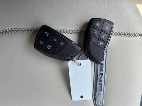 Used 2025 GMC Yukon Denali w/ Sun & Power Step Package image 30