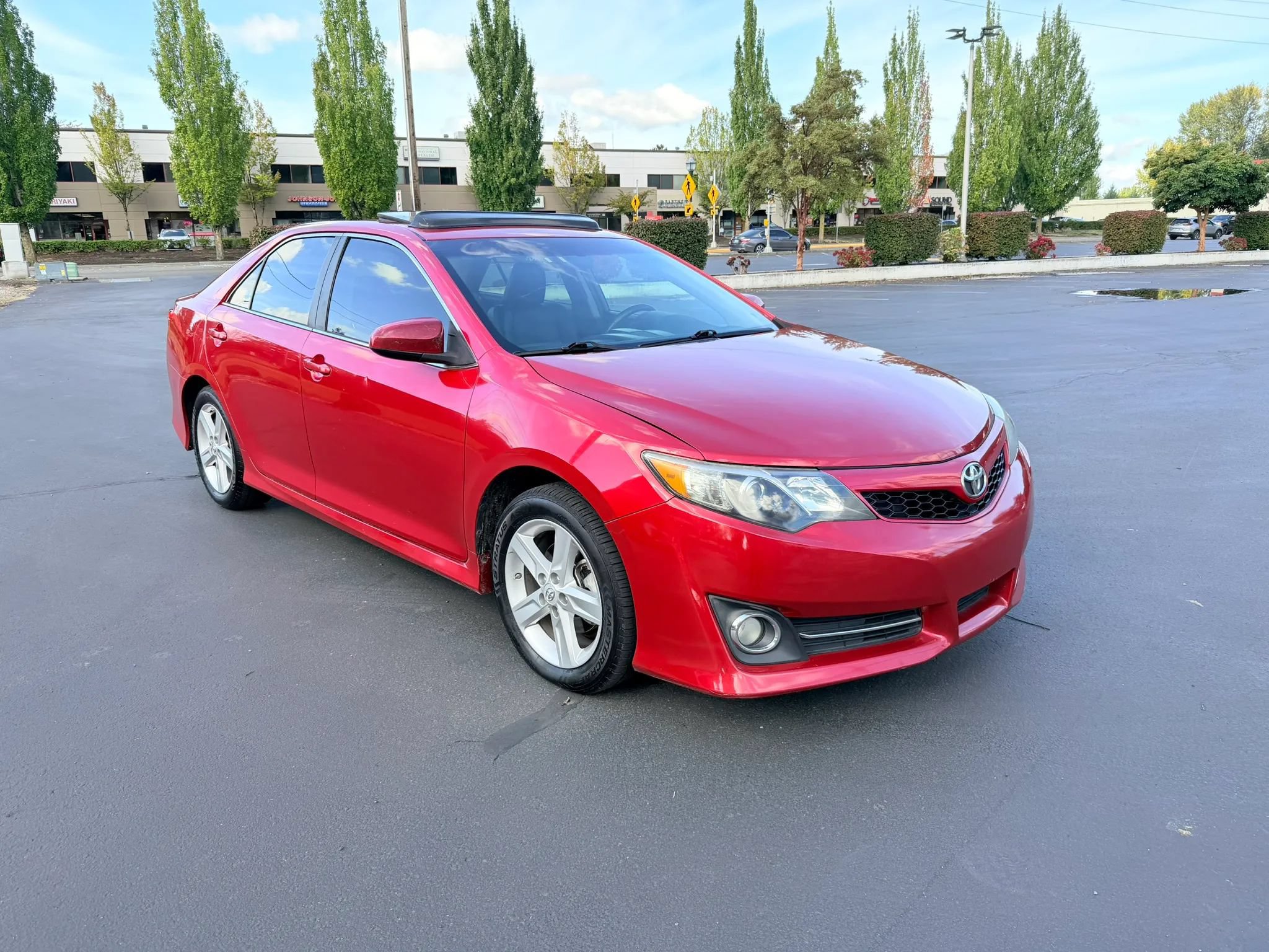 Used 2014 Toyota Camry SE w/ Moonroof Package FWD image 7