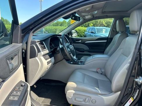 Used 2017 Toyota Highlander SE AWD/4WD image 16