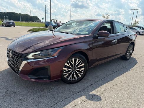 Used 2024 Nissan Altima 2.5 SV w/ SV Premium Package FWD image 3