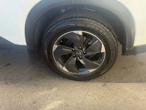 Used 2024 Nissan Rogue SV image 9