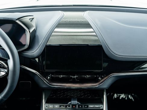 Used 2025 Aston Martin DBX 707 image 31