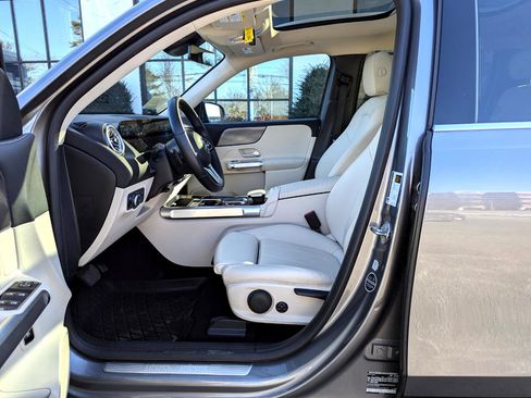 Used 2022 Mercedes-Benz EQB 300 4MATIC image 12