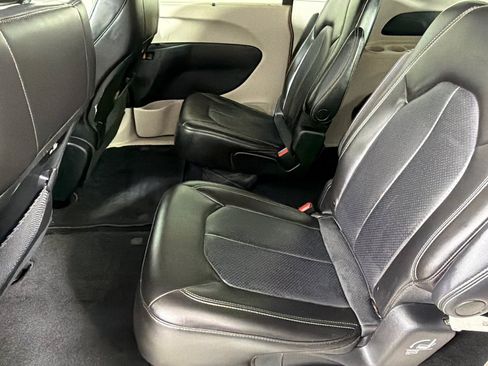 Used 2023 Chrysler Pacifica Touring-L FWD image 17