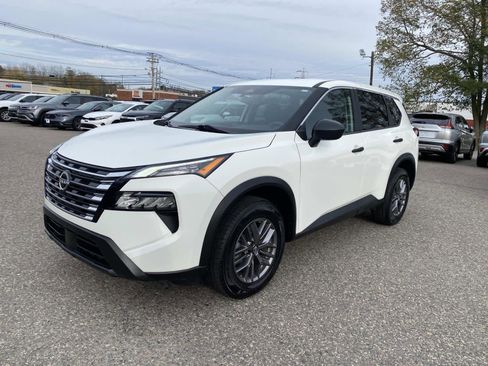 Used 2024 Nissan Rogue S image 8