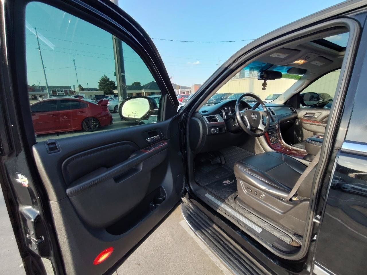 Used 2012 Cadillac Escalade Luxury RWD image 10