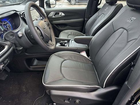 New 2026 Chrysler Pacifica Limited w/ S Appearance Package image 9