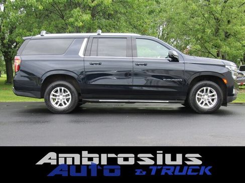 Used 2021 Chevrolet Suburban LT w/ Luxury Package AWD/4WD image 2