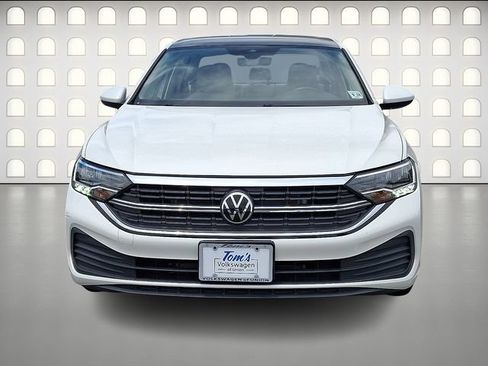 Used 2023 Volkswagen Jetta SE w/ Panoramic Sunroof Package FWD image 2
