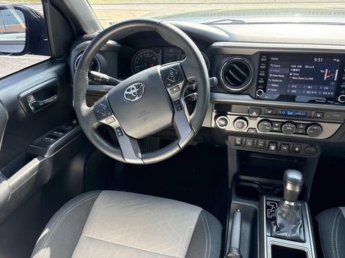 Used 2020 Toyota Tacoma TRD Off-Road w/ Technology Package AWD/4WD image 13
