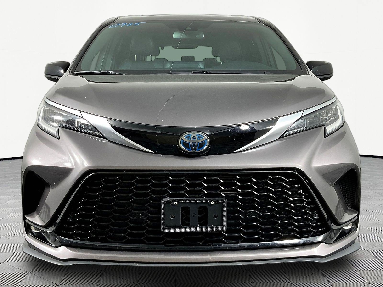 Used 2021 Toyota Sienna XSE FWD image 2
