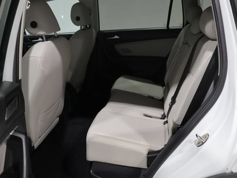 Used 2020 Volkswagen Tiguan SEL AWD/4WD image 16