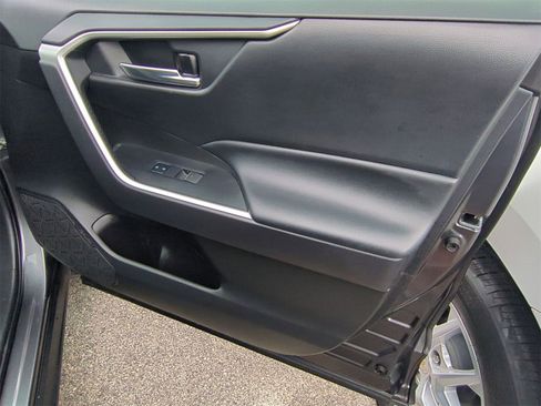 Used 2022 Toyota RAV4 XLE w/ Convenience Package image 30