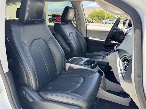 Used 2024 Chrysler Pacifica Touring-L FWD image 32