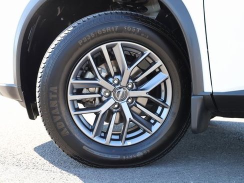 Used 2023 Nissan Rogue S image 2