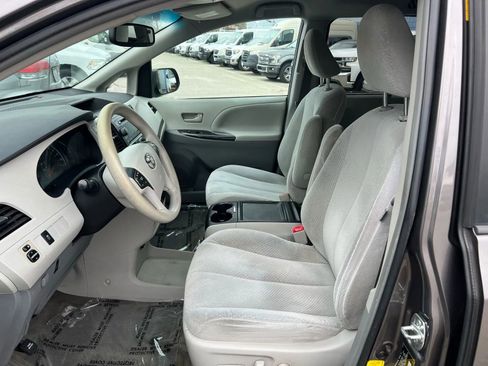 Used 2013 Toyota Sienna LE w/ Towing Pkg image 8