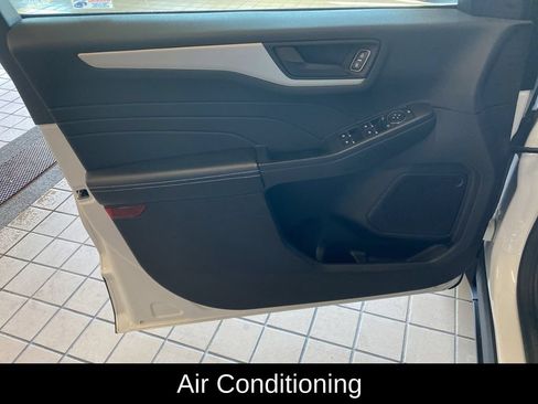 Used 2022 Ford Escape SE w/ Cold Weather Package AWD/4WD image 9