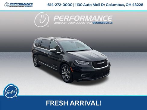 Used 2025 Chrysler Pacifica Pinnacle w/ Trailer Tow Group image 1