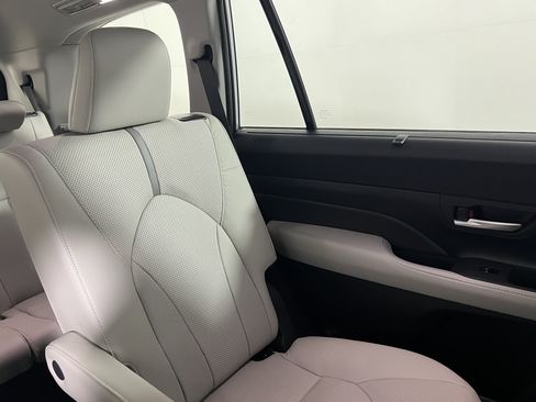 Used 2024 Toyota Grand Highlander AWD image 15