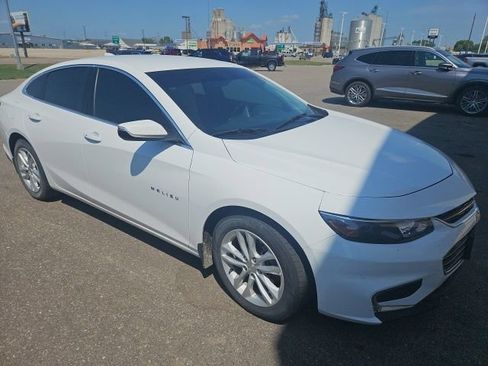 Used 2018 Chevrolet Malibu LT FWD image 2
