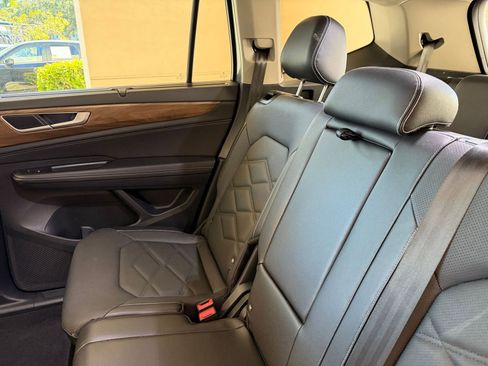 Used 2025 Volkswagen Atlas SE image 33