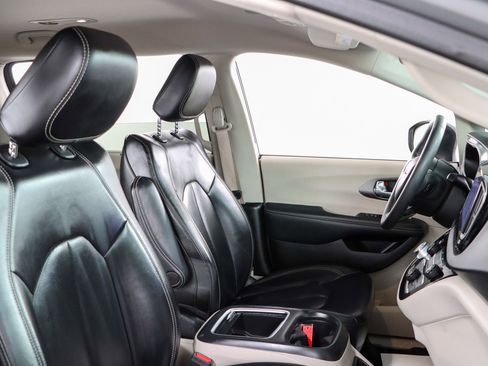 Used 2023 Chrysler Pacifica Touring-L FWD image 27