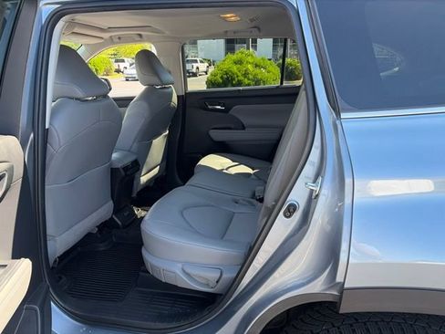 Used 2022 Toyota Highlander XLE AWD/4WD image 18