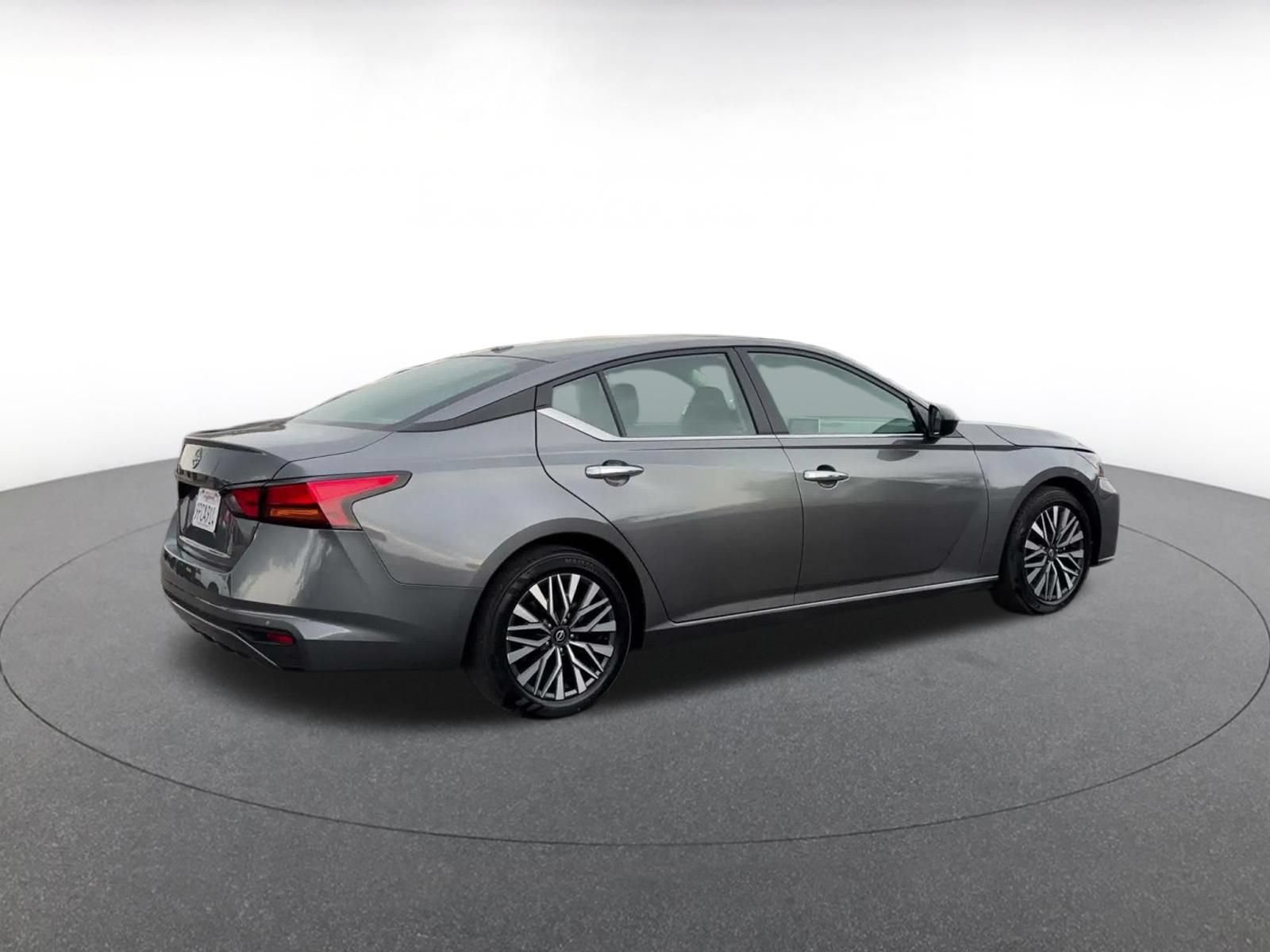 Used 2025 Nissan Altima 2.5 SV FWD image 14