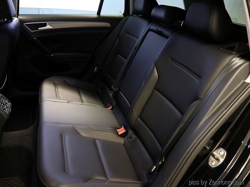 Used 2016 Volkswagen Golf image 12