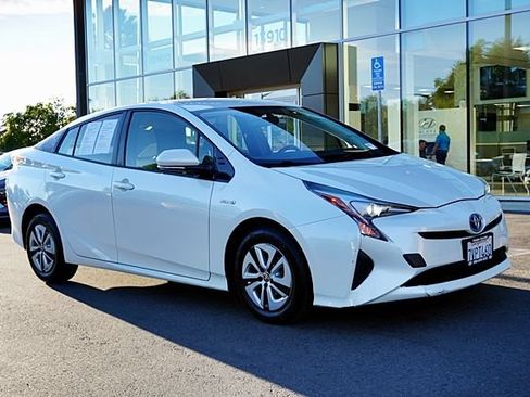 Used 2016 Toyota Prius Four FWD image 2