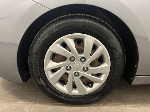 Used 2019 Hyundai Elantra SE FWD image 29