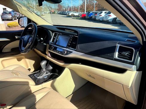 Used 2017 Toyota Highlander XLE image 14