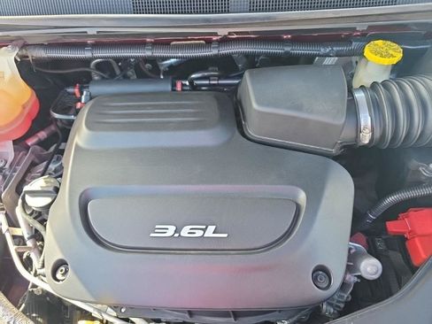 Used 2018 Chrysler Pacifica Touring-L FWD image 4