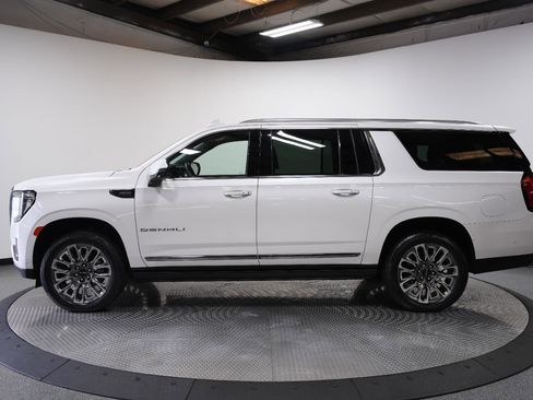 Used 2024 GMC Yukon XL Denali Ultimate AWD/4WD image 5