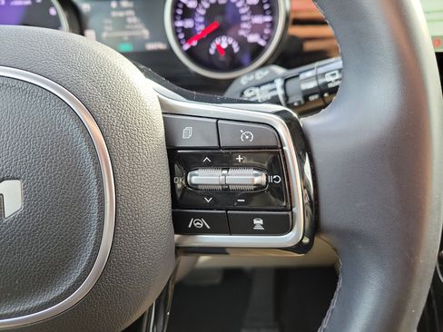 Certified 2024 Kia Carnival EX image 29