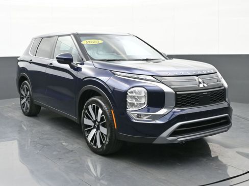 Used 2025 Mitsubishi Outlander SE image 1