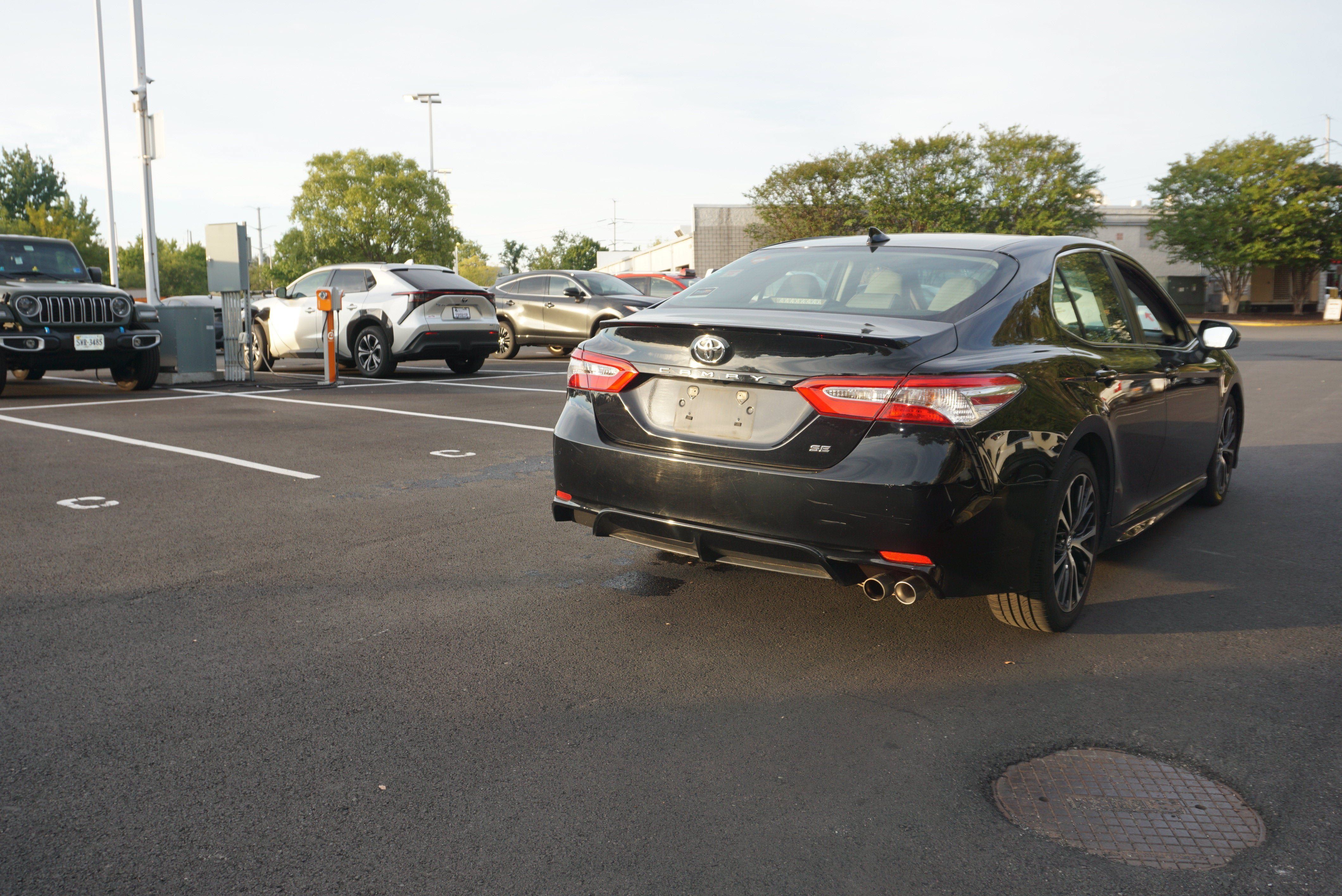 Used 2020 Toyota Camry SE FWD image 3