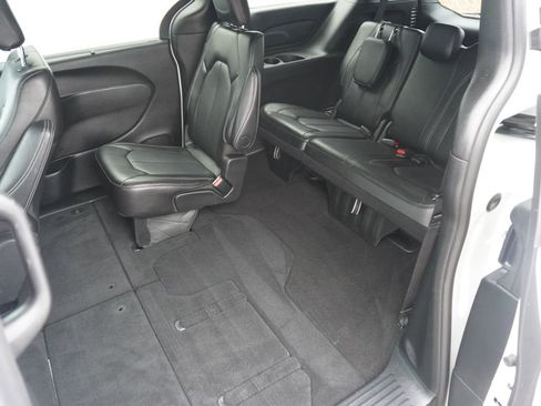 Used 2025 Chrysler Pacifica Select image 11